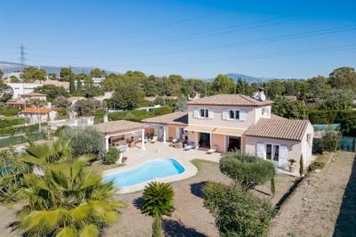 Villa - 256 m² - 8 pièces