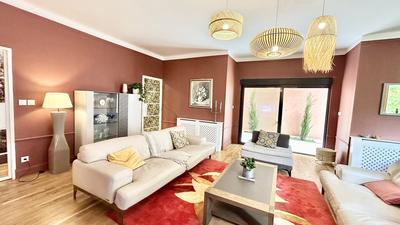 Maison - 230 m² - 8 pièces