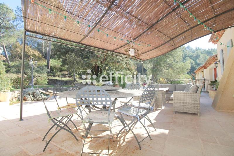 Maison - 238 m² - 8 pièces