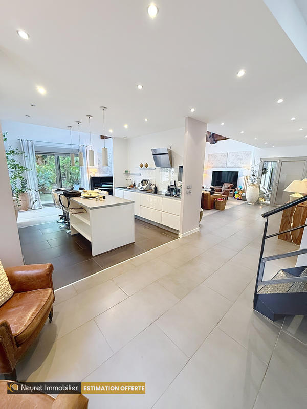 Maison - 270 m² - 8 pièces