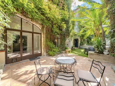 Maison - 360 m² - 10 pièces