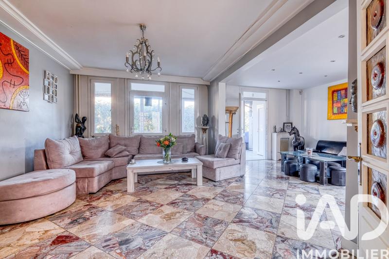 Maison - 218 m² - 9 pièces