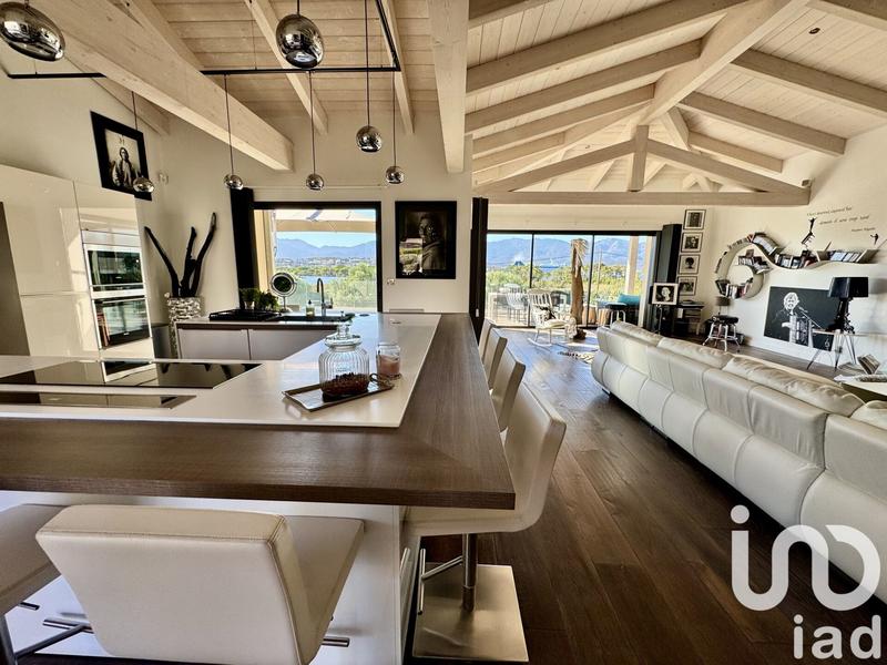 Maison - 243 m² - 5 pièces