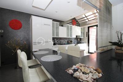 Maison - 205 m² - 7 pièces