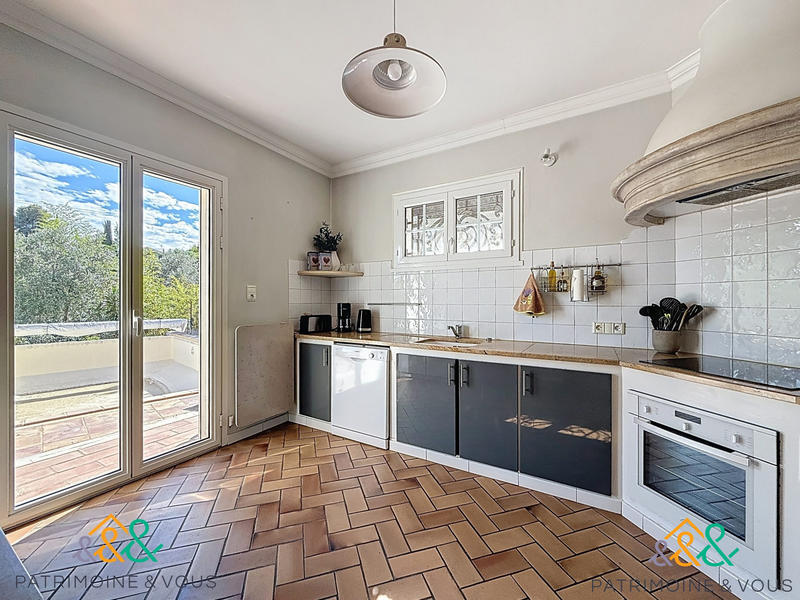 Maison - 250 m² - 8 pièces