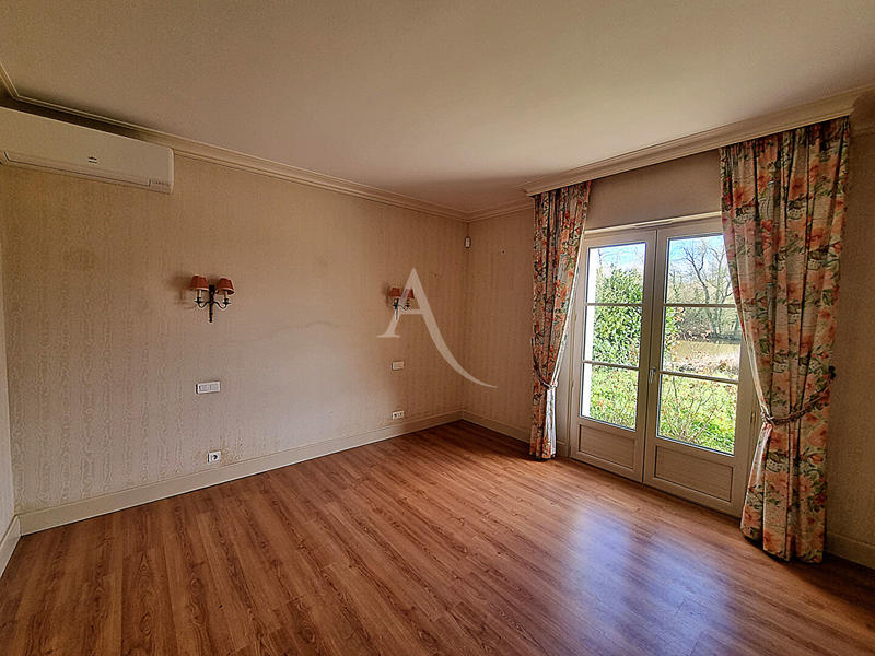 Maison - 230 m² - 7 pièces