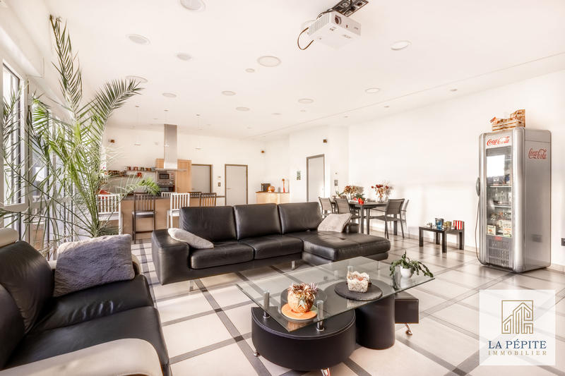 Maison - 240 m² - 8 pièces