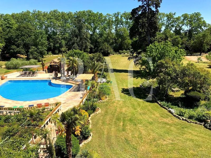 Propriété - 1 400 m² - 20 pièces