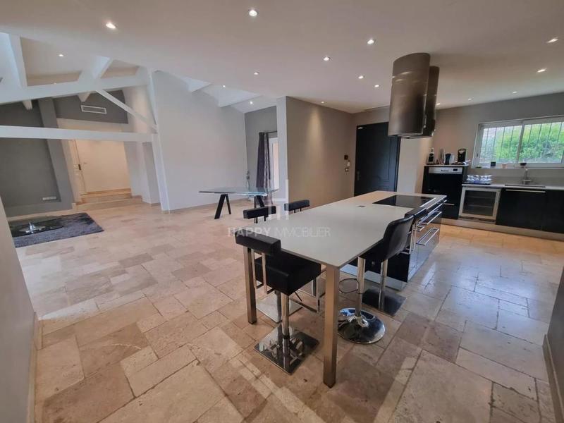 Maison - 216 m² - 7 pièces