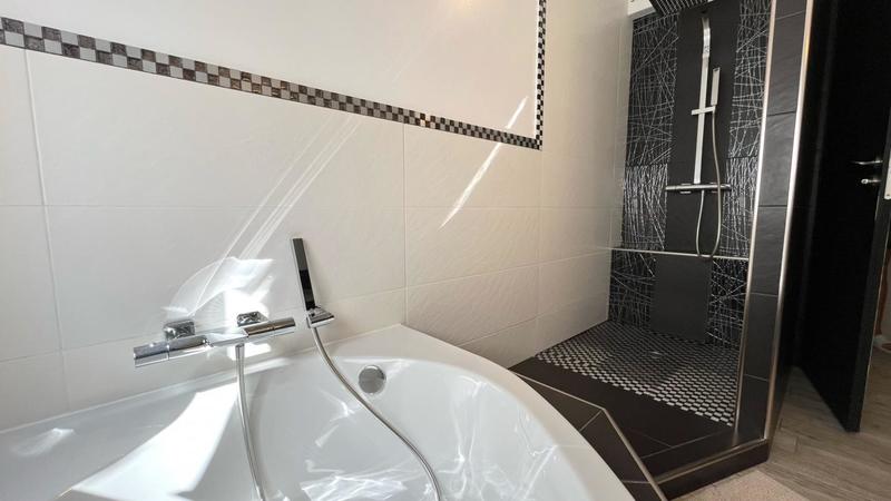 Propriété - 246 m² - 8 pièces