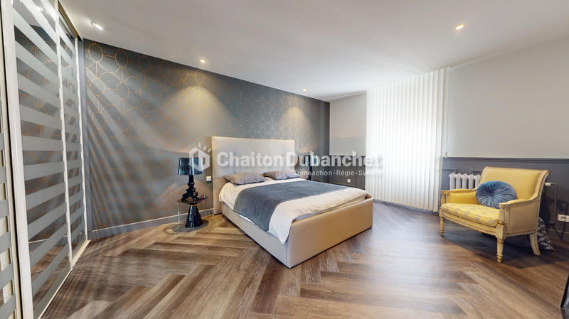 Maison - 220 m² - 8 pièces