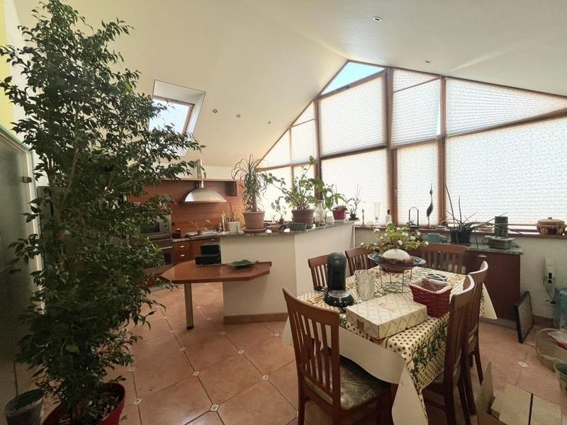 Maison - 640 m² - 10 pièces