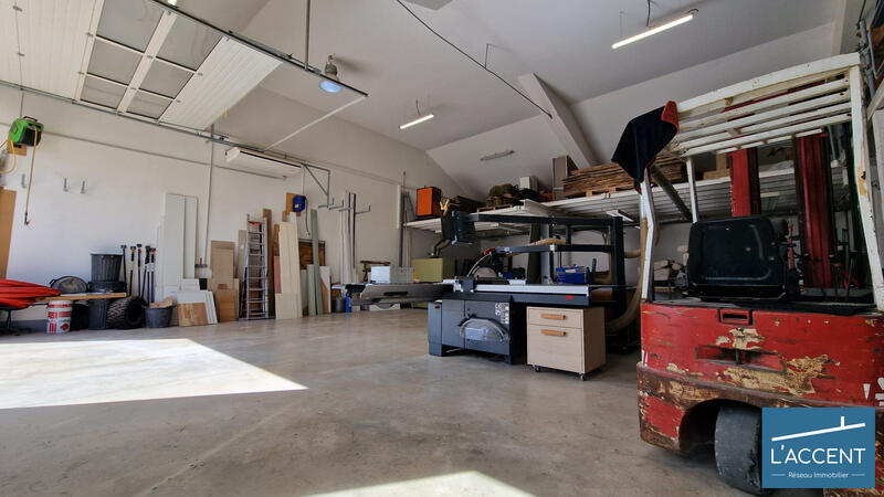 Local d'activités - 381 m²