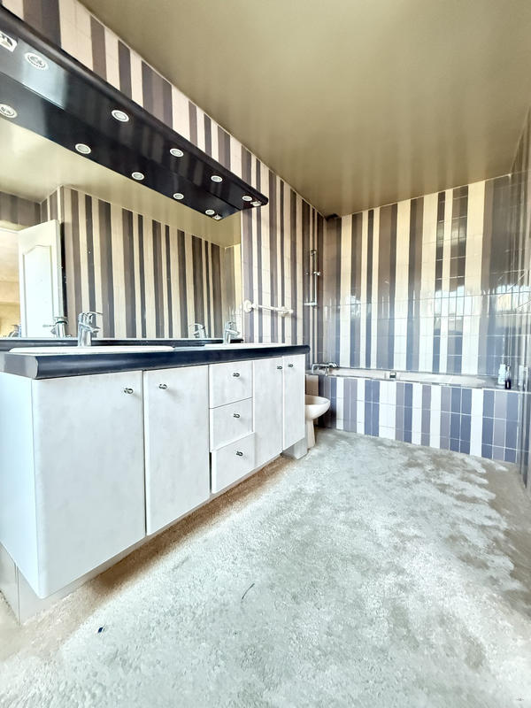 Maison - 216 m² - 6 pièces