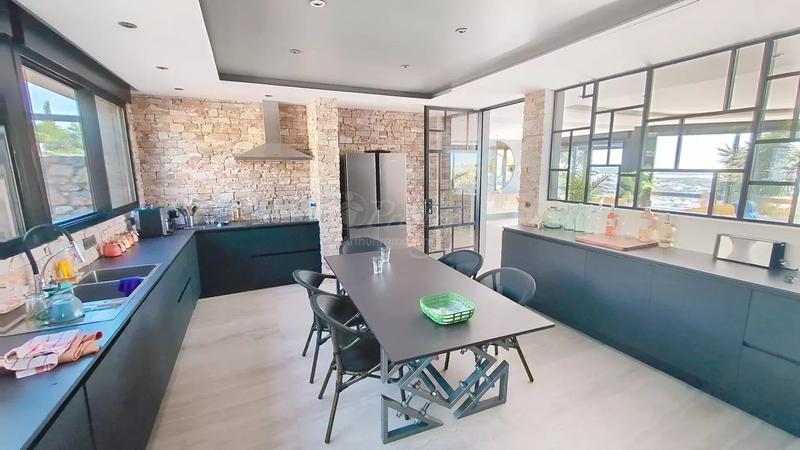 Maison - 263 m² - 8 pièces