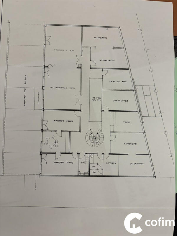 Local d'activités - 700 m² - 27 pièces