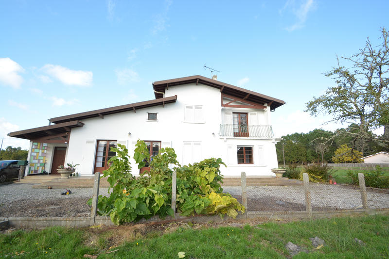 Maison - 214 m² - 8 pièces