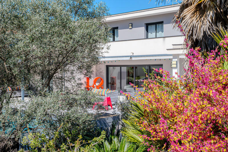 Maison - 325 m² - 8 pièces