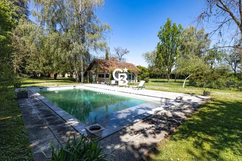 Propriété - 950 m² - 20 pièces