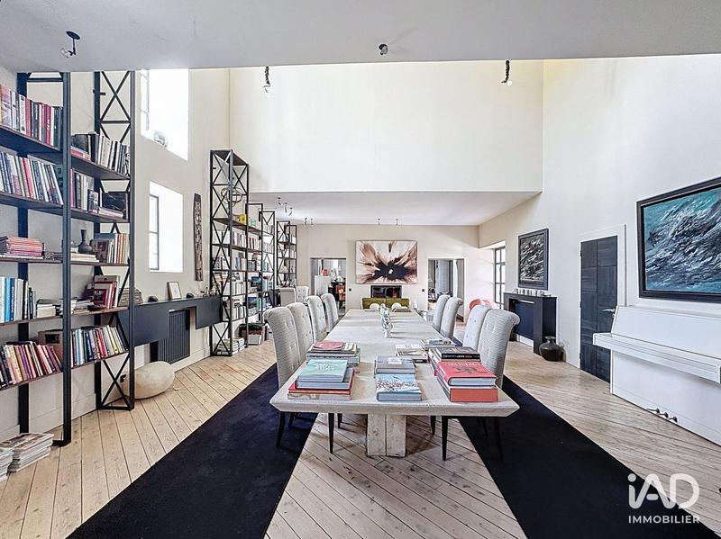 Maison - 1 044 m² - 15 pièces