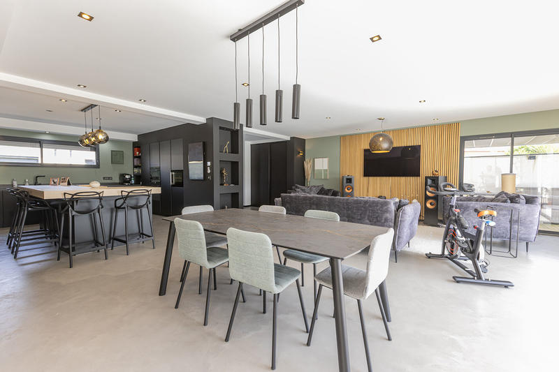 Maison - 208 m² - 6 pièces