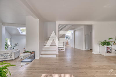 Maison - 337 m² - 8 pièces