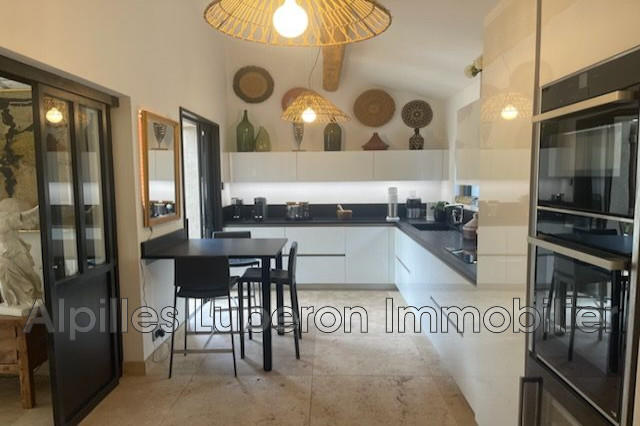 Propriété - 250 m² - 6 pièces