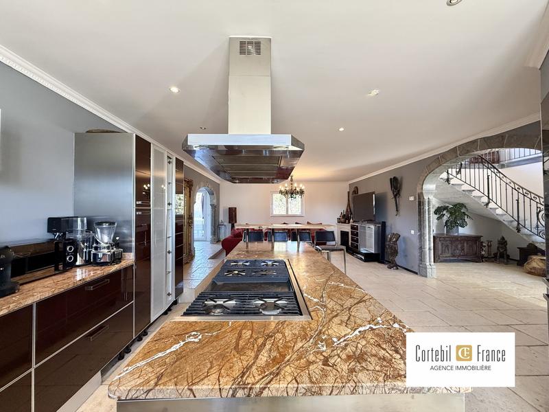 Maison - 512 m² - 11 pièces