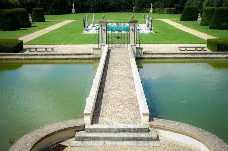 Château - 1 242 m² - 20 pièces