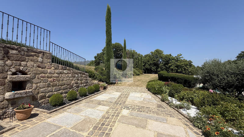 Maison - 218 m² - 7 pièces