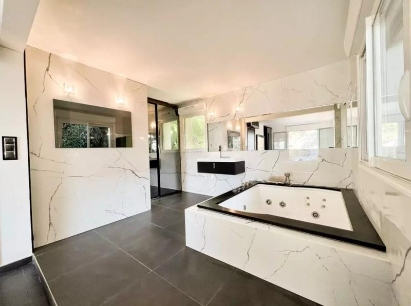 Maison - 172 m² - 10 pièces