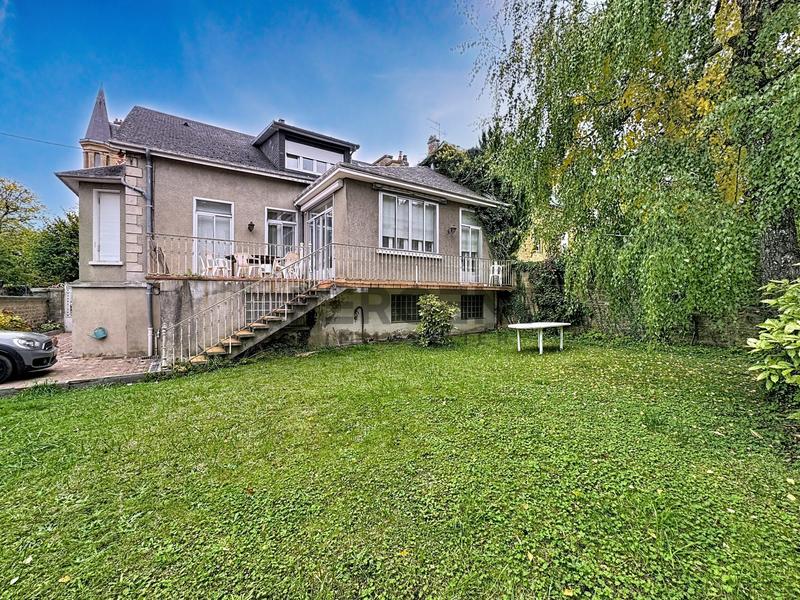 Maison - 253 m² - 10 pièces