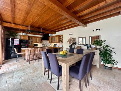 Maison - 323 m² - 6 pièces