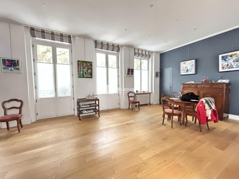 Maison - 250 m² - 9 pièces