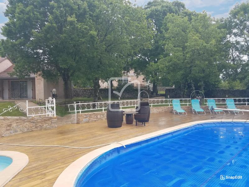 Maison - 256 m² - 12 pièces