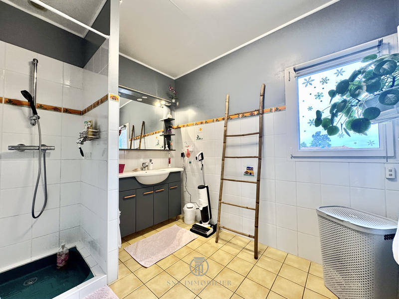 Maison - 239 m² - 9 pièces