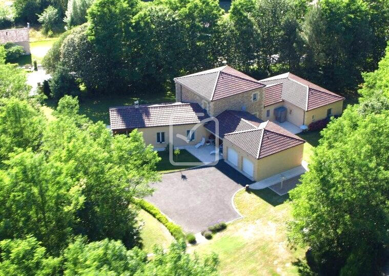 Maison - 260 m² - 15 pièces