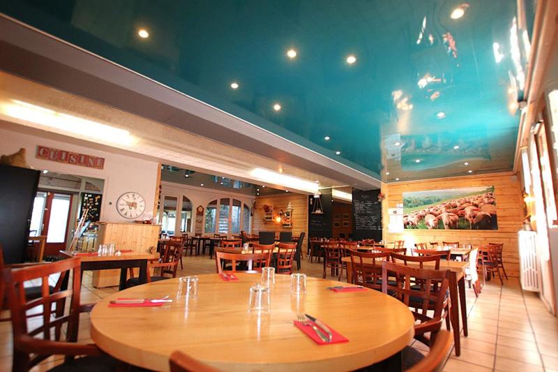 Maison - 1 300 m² - 40 pièces