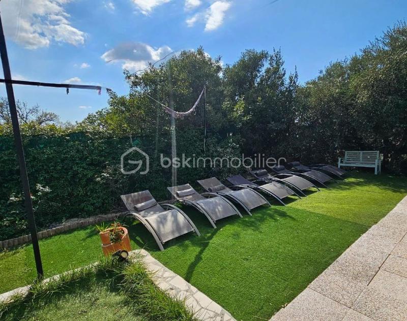 Demeure - 242 m² - 11 pièces