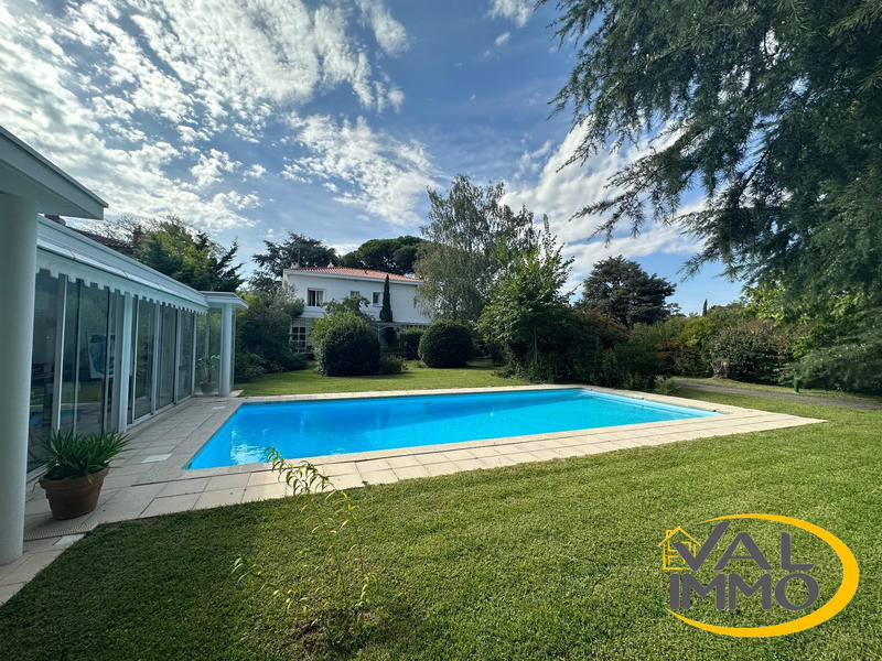 Maison - 270 m² - 7 pièces