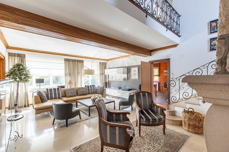 Maison - 280 m² - 10 pièces