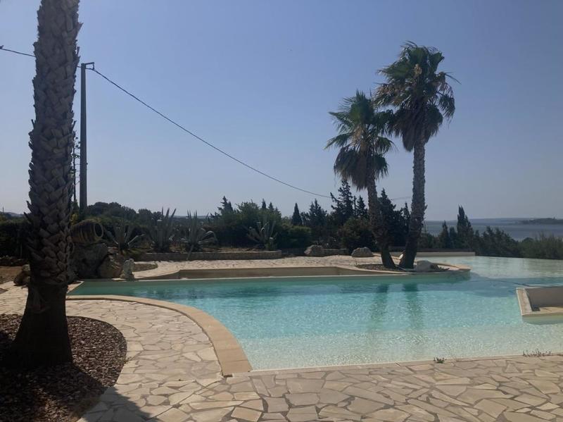 Propriété - 275 m² - 6 pièces