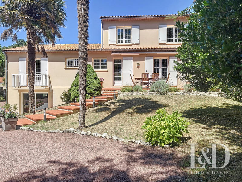 Maison contemporaine - 263 m² - 7 pièces