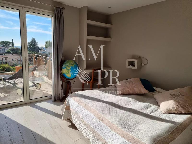 Maison - 250 m² - 6 pièces