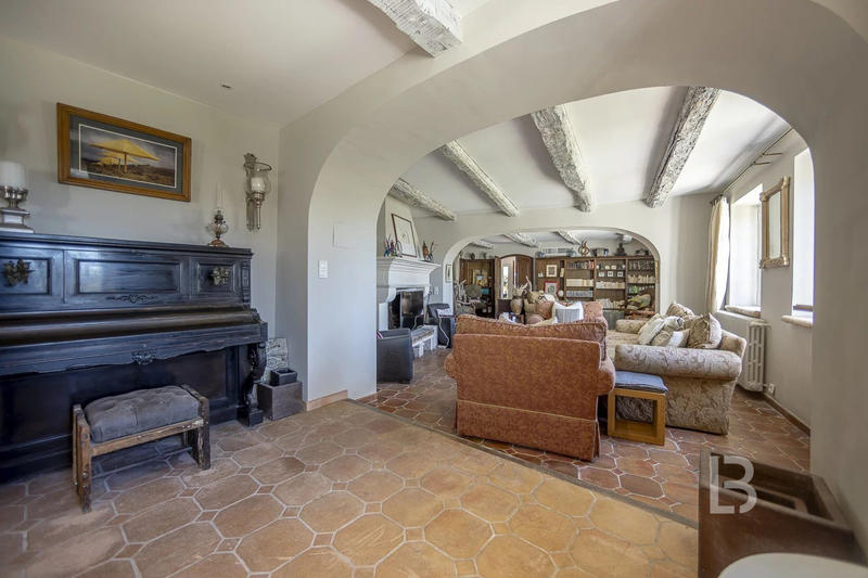 Maison - 401 m² - 9 pièces