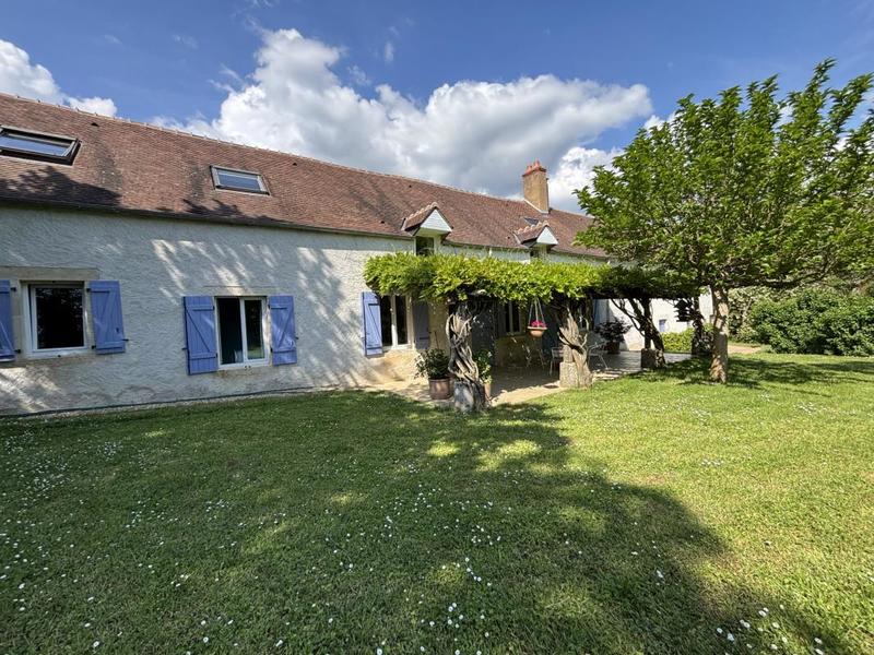 Propriété - 240 m² - 8 pièces