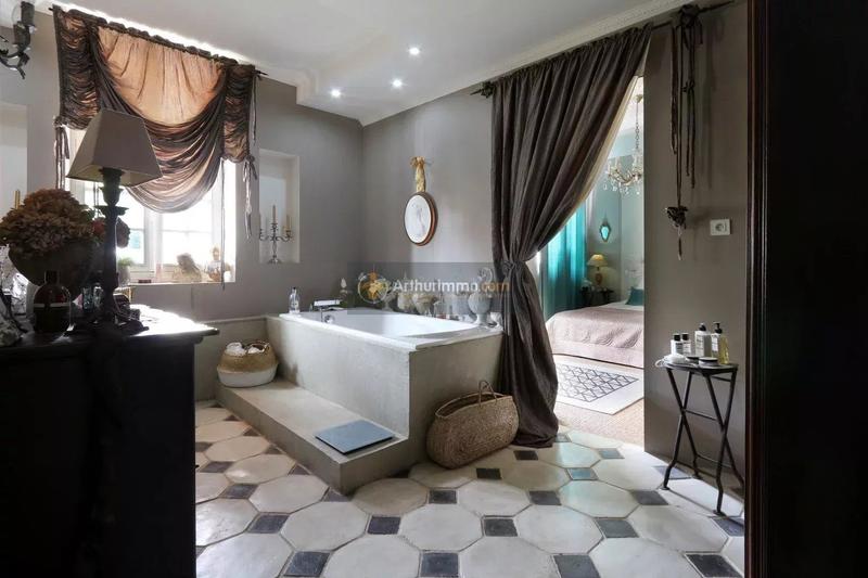 Maison - 600 m² - 15 pièces