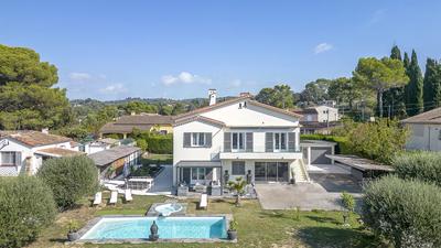 Maison - 240 m² - 8 pièces