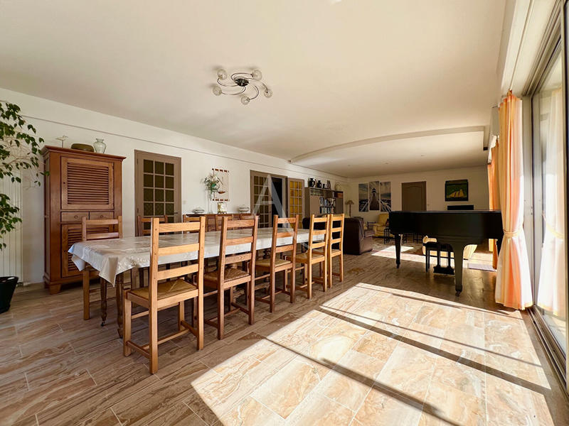 Maison - 204 m² - 9 pièces