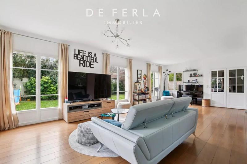 Propriété - 210 m² - 8 pièces